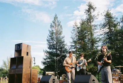 a band playing between the two stereo stacks